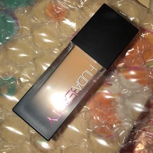 HUDA BEAUTY FOUNDATION SHADE TRES LECHES